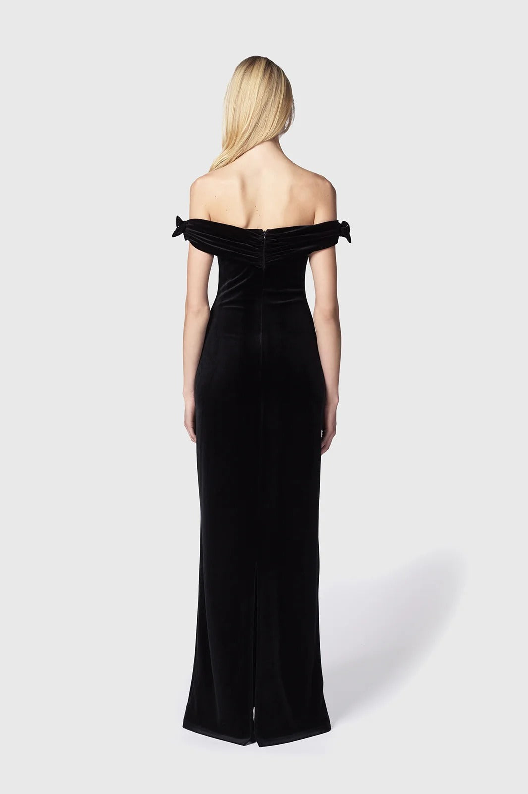 TWENTYFOURHAITCH - ABITO MAXI ADERENTE IN VELLUTO STRETCH CON SCOLLATURA OFF-SHOULDER A BARCA CHE SCENDE MORBIDAMENTE SULLE SPALLE LASCIANDOLE