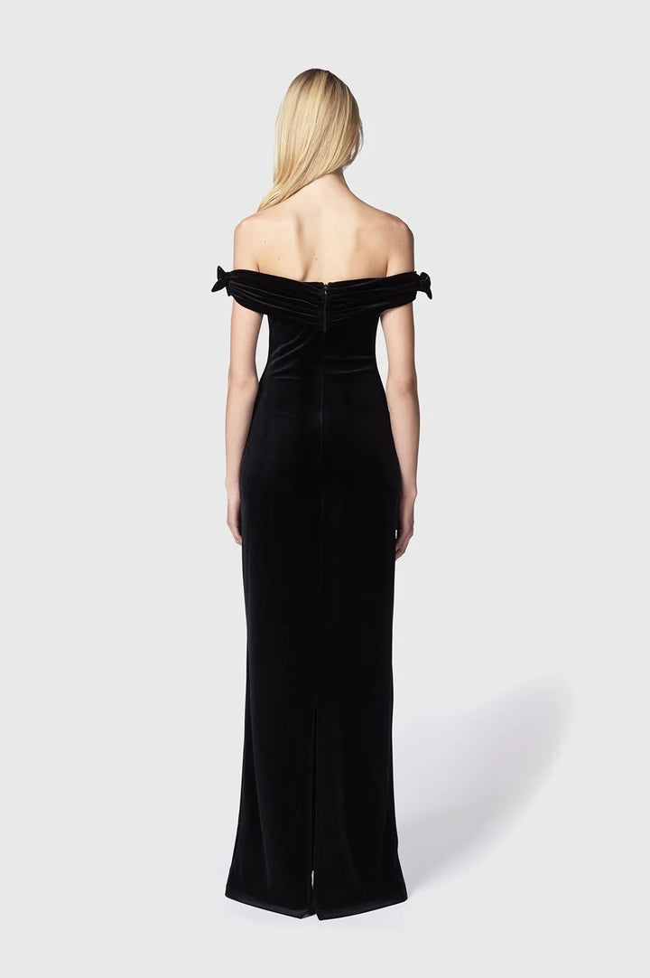 TWENTYFOURHAITCH - ABITO MAXI ADERENTE IN VELLUTO STRETCH CON SCOLLATURA OFF-SHOULDER A BARCA CHE SCENDE MORBIDAMENTE SULLE SPALLE LASCIANDOLE
