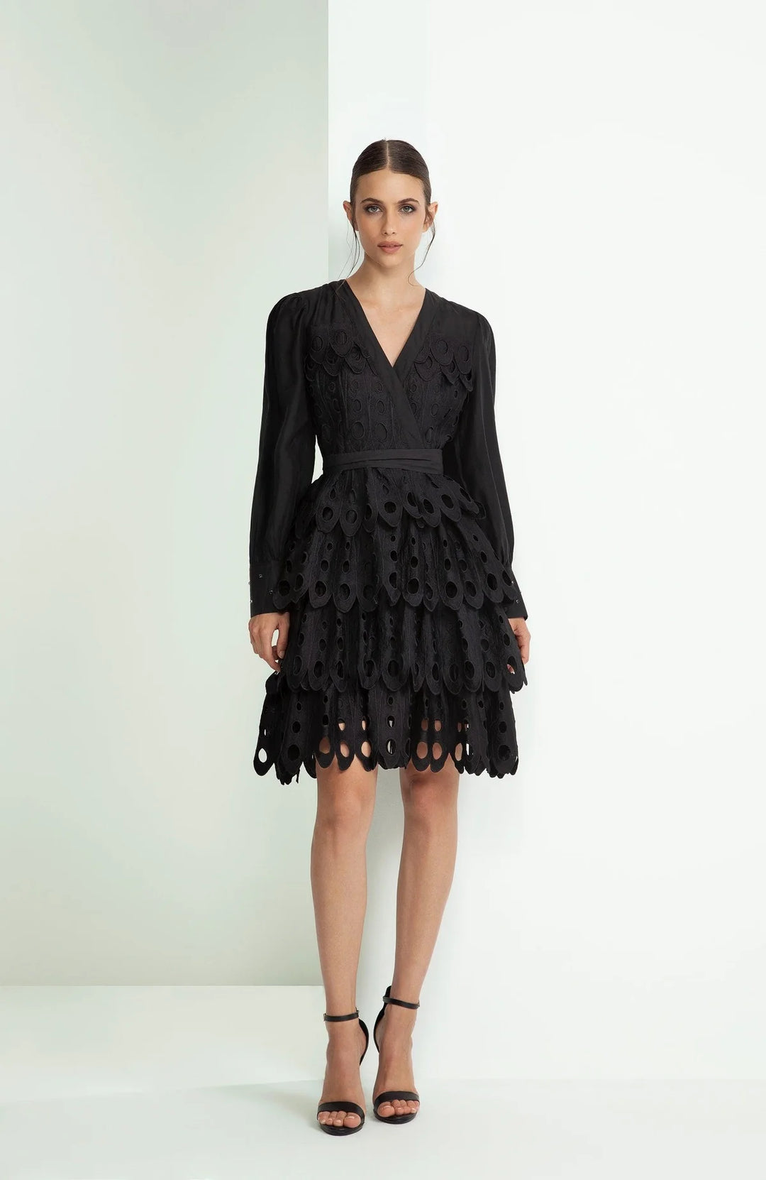 ODI ET AMO - ABITO CORTO DAL GLAMOUR RÉTRO È REALIZZATO IN MESH E COTONE CON UN ELEGANTE SCOLLO A V E DELLE MANICHE A SBUFFO