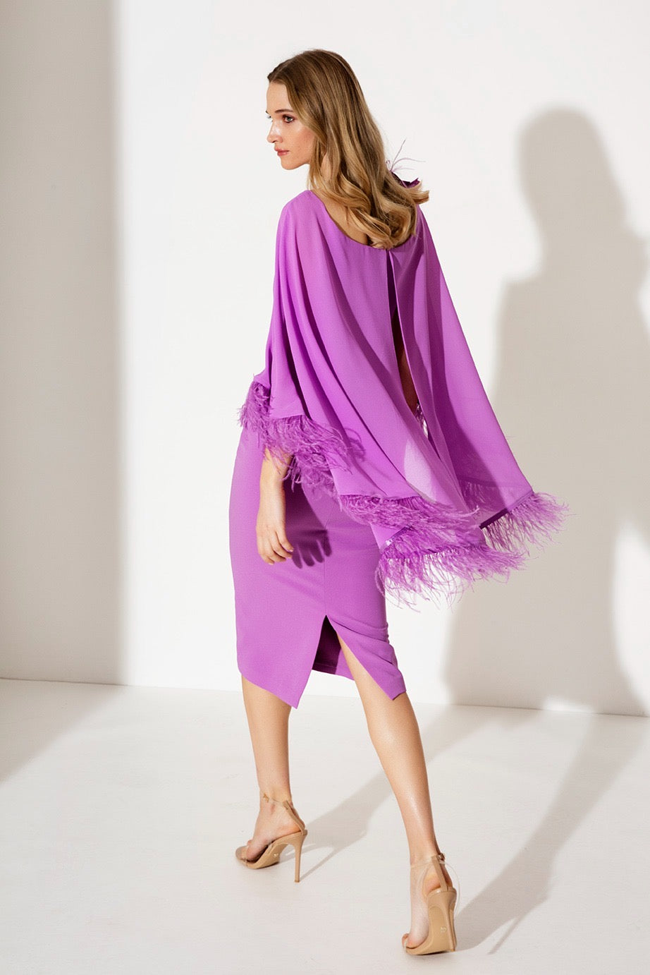 ALLURE - ABITO MIDI A TUBINO CON MANTELLINA ASIMMETRICA IN GEORGETTE, BORDATA CON PIUME A TONO