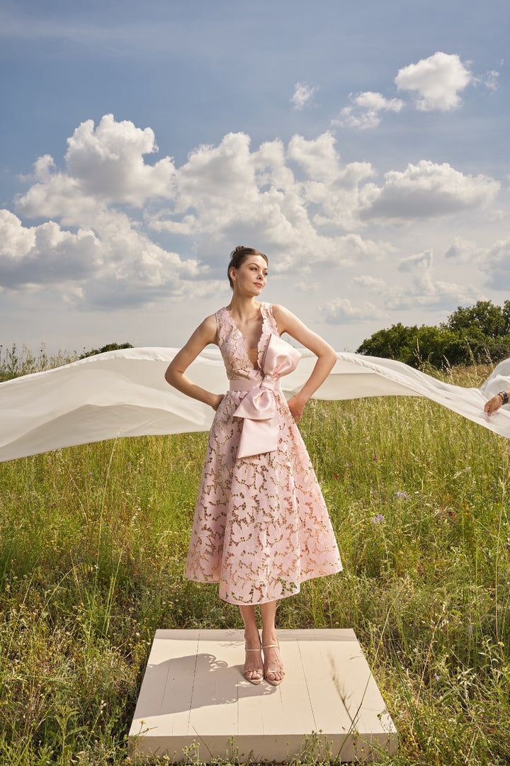 MISCHALIS - ABITO MIDI IN PIZZO ROSA CON FIOCCO COUTURE