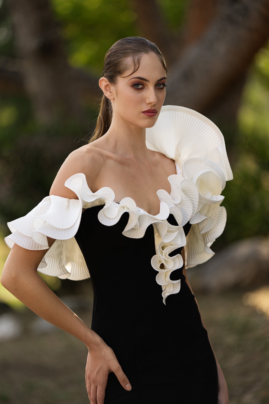 MISCHALIS - ABITO LUNGO ELEGANZA SCULTOREA IN BIANCO E NERO