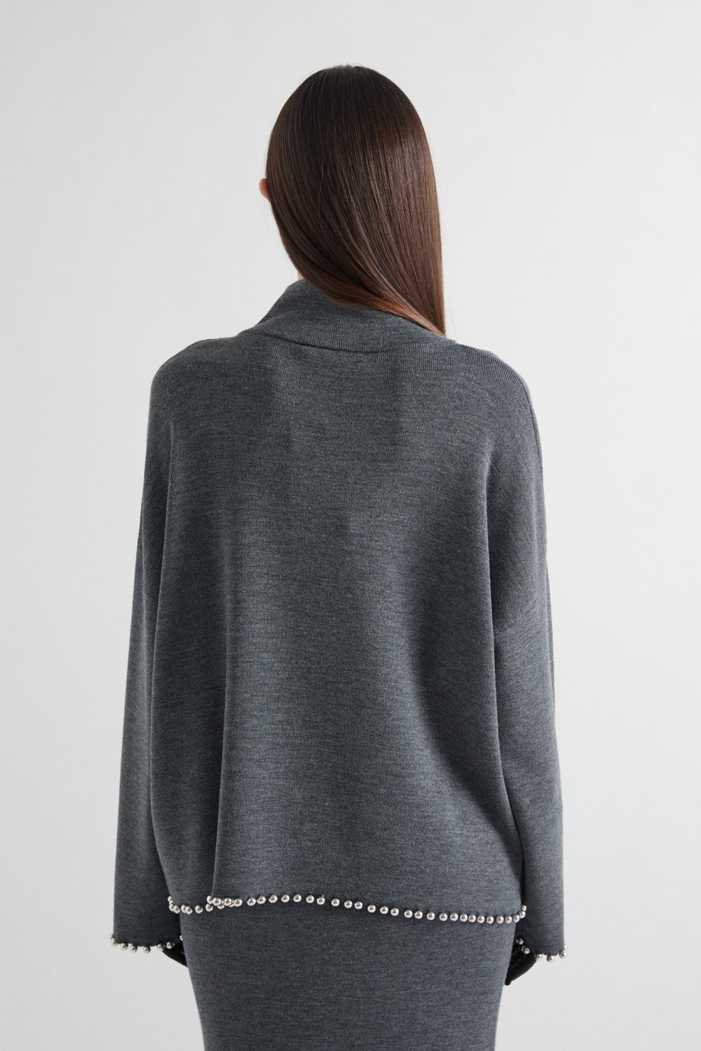 MEIMEI J - MAGLIA FINE LISCIA CON LEGGERA TEXTURE MELANGE, TINTA UNITA ESSENZIALE BORDO ORLO : FILA CONTINUA DI PERLE E CRISTALLI