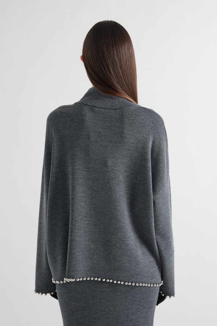 MEIMEI J - MAGLIA FINE LISCIA CON LEGGERA TEXTURE MELANGE, TINTA UNITA ESSENZIALE BORDO ORLO : FILA CONTINUA DI PERLE E CRISTALLI
