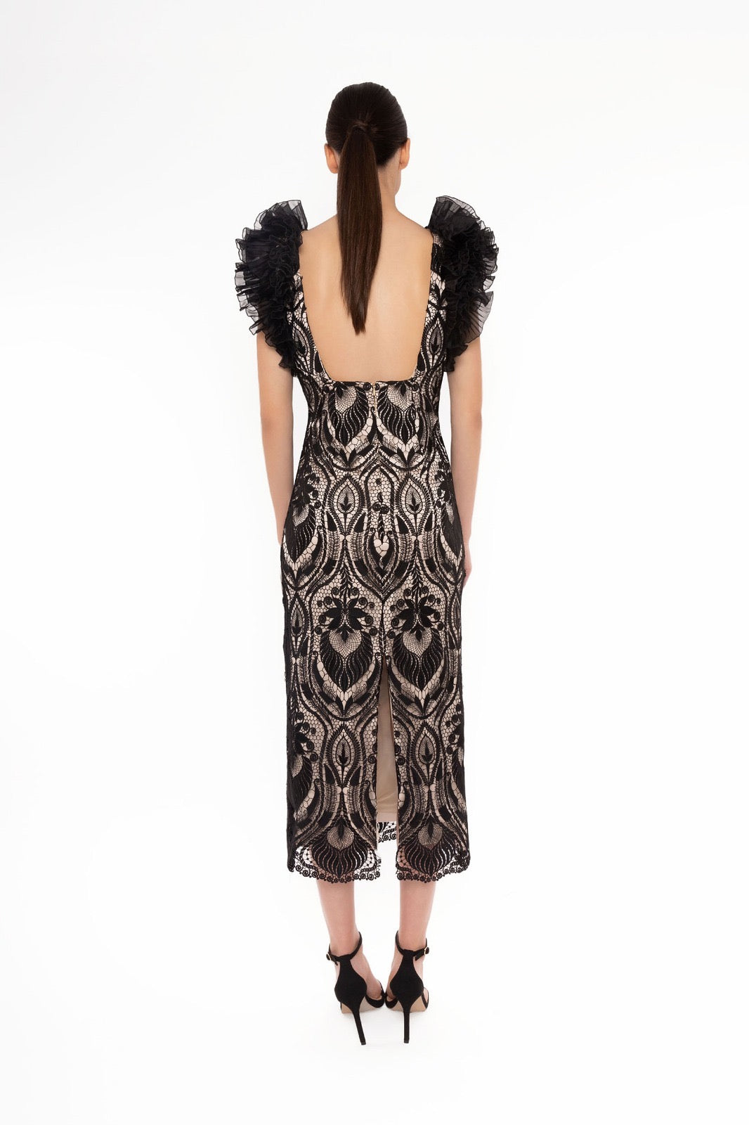 CARLA RUIZ - ABITO MIDI IN PIZZO NERO CON VOLANT SULLE SPALLE