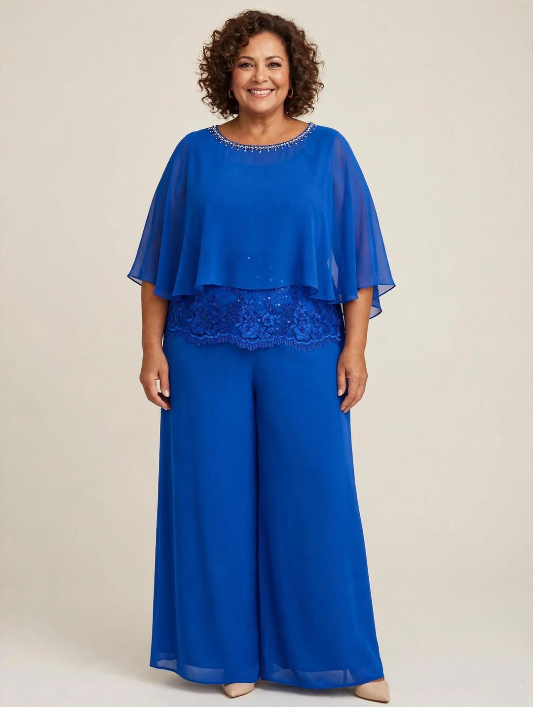 ANNA CAIAZZO - COMPLETO TRE PEZZI CON TOP CON FASCIA IN PIZZO SMERLATO, MANTELLA IN CHIFFON CON COLLARE IN STRASS E PANTALONE WIDE-LEG