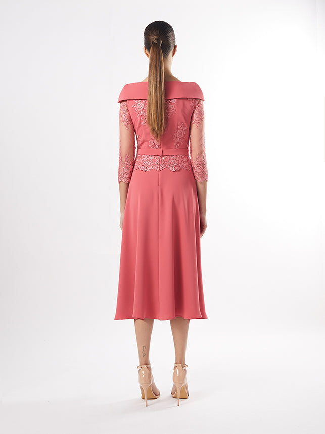 CARLA RUIZ - ABITO MIDI, SCOLLO OMERALE CON MANICHE IN PIZZO