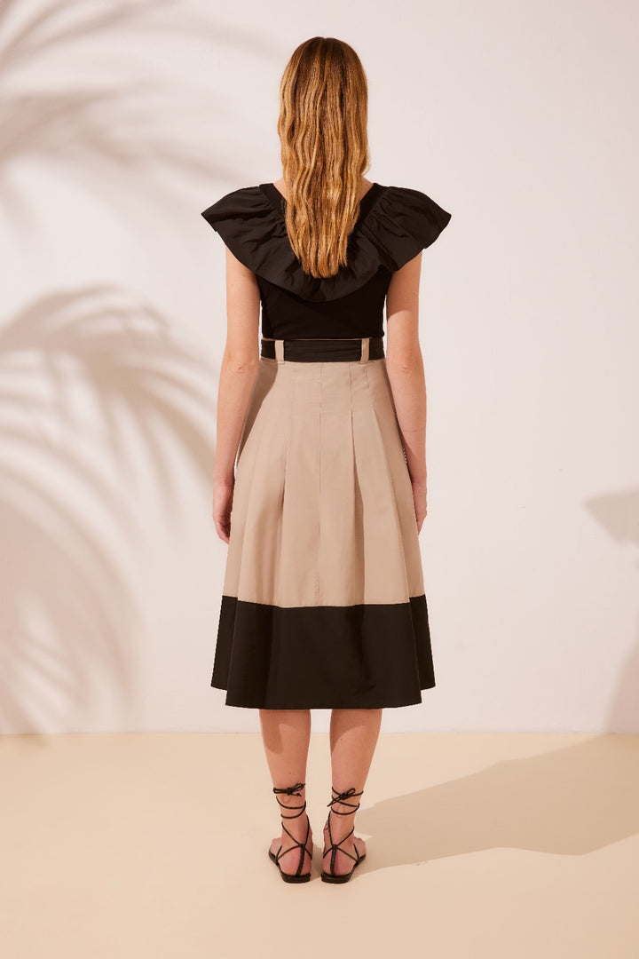 ARGGIDO - MAGLIA NERA CON SCOLLO A V E AMPIO VOLANT CHE INCORNICIA LE SPALLE, REGALANDO UN TOCCO ROMANTICO E SOFISTICATO.