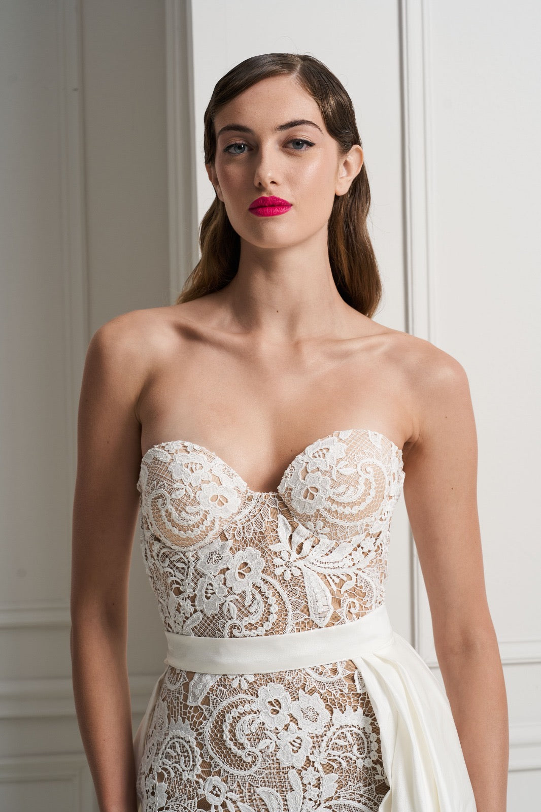 MISCHALIS - ABITO LUNGO IN PIZZO CON BUSTIER STRUTTURATO E SOPRAGONNA FLUIDA