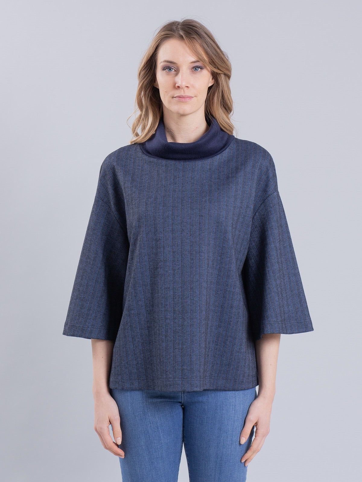 Blusa svasata con collo ad anello e fantasia spigata blu e marrone