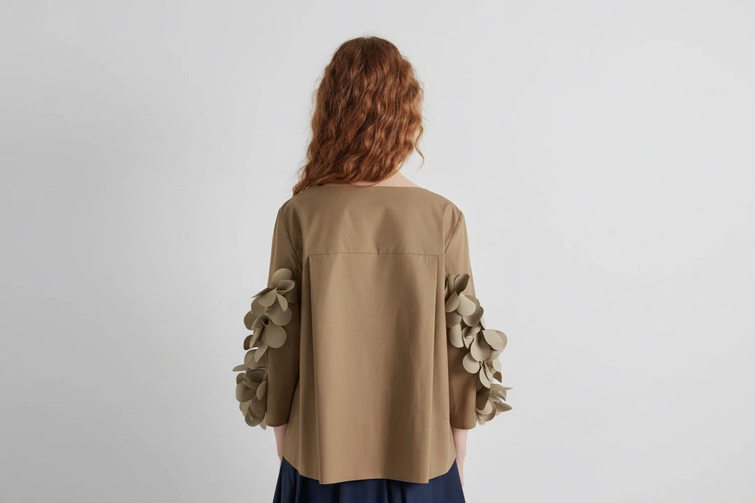 MEIMEI J - BLUSA SCOLLO A BARCA CON APPLICAZIONI FLOREALI SULLA MANICA.SPACCHI SUI FIANCHI