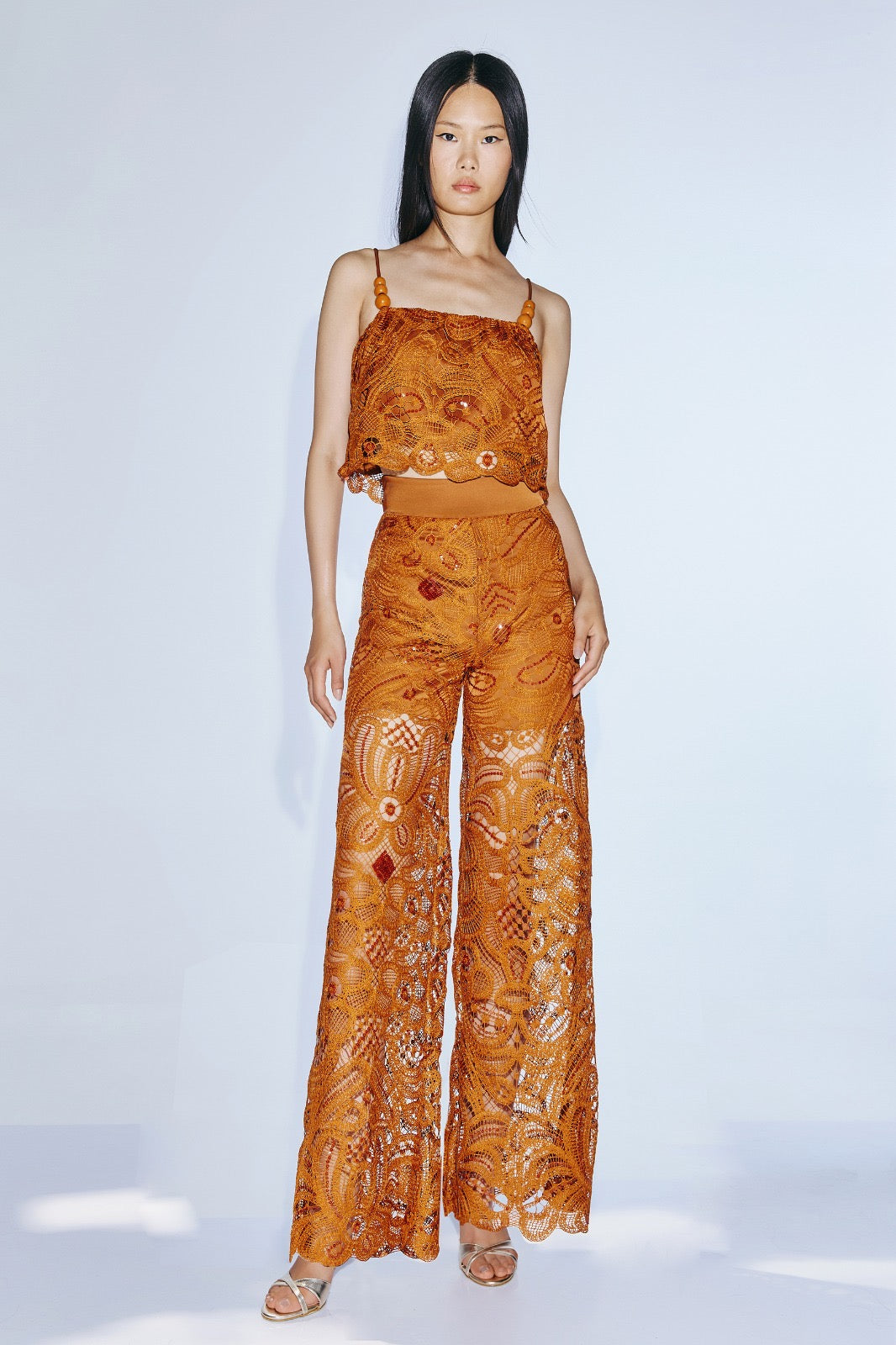 TWINS - COMPLETO È COMPOSTO DA UN CROP TOP A SPALLINA CON UN ELABORATO PIZZO E PANTALONI A PALAZZO COORDINATI