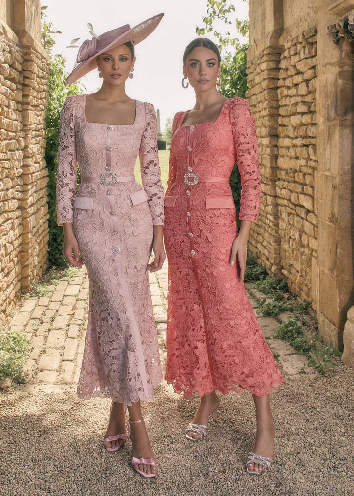VENI INFANTINO - ABITO MIDI IN CREPE DI PIZZO, DECORATO CON UNO SCOLLO QUADRATO E LUSINGHIERO, ABBOTTONATURA FRONTALE E DELICATE MANICHE