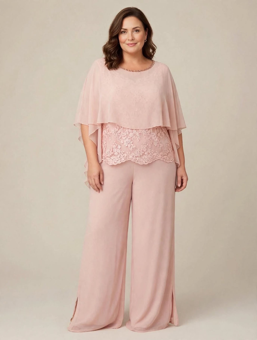 ANNA CAIAZZO - COMPLETO TRE PEZZI CON TOP IN PIZZO SMERLATO, MANTELLA IN CHIFFON CON COLLARE IN STRASS E PANTALONE WIDE-LEG