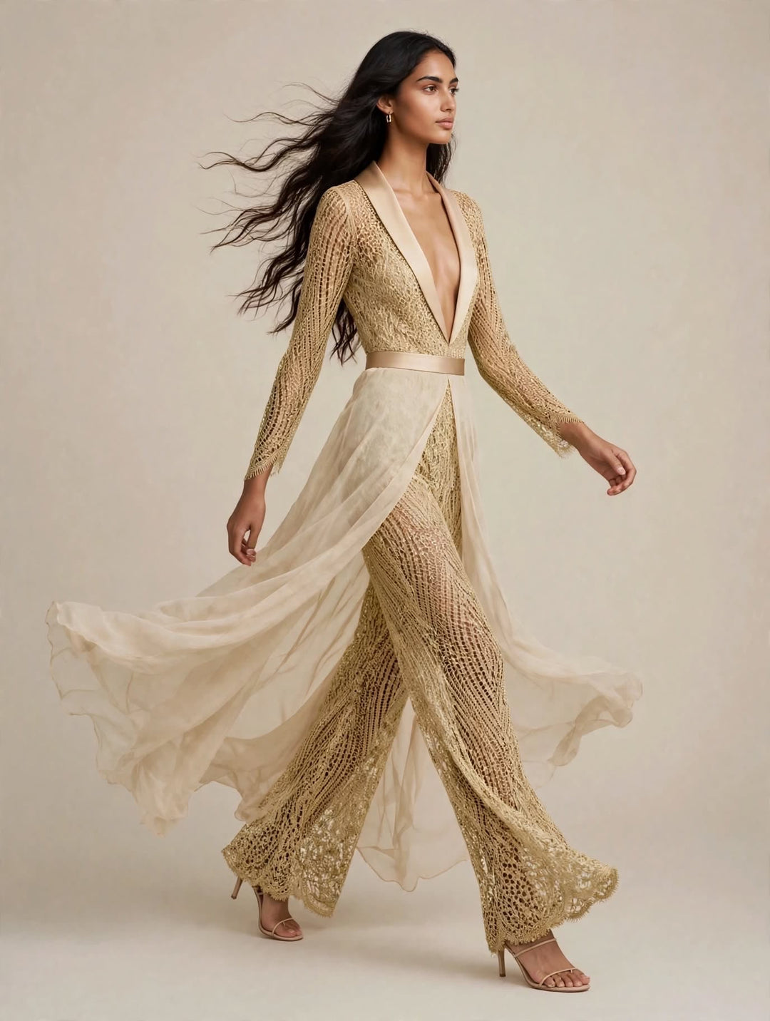 ANNA CAIAZZO - TUTA JUMPSUIT ORO IN PIZZO MACRAMÉ CON SCOLLO A V PROFONDO CON REVERS IN RASO E PANTALONE A ZAMPA CON SOPRAGONNA