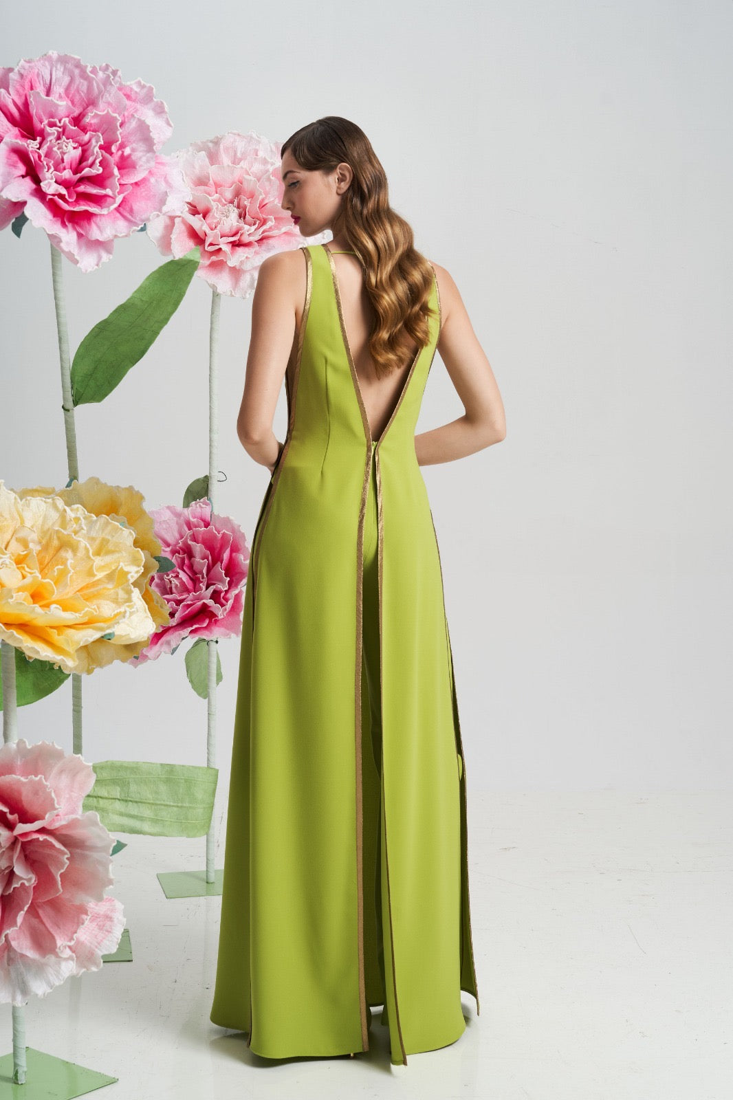 MISCHALIS - TUTA ELEGANTE CON SCOLLO PROFONDO E DETTAGLI GIOIELLO