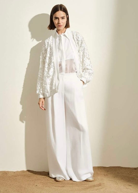 JIJIL - GIACCA ELEGANTE IN TESSUTO LEGGERO, COLORE BIANCO, CON LAVORAZIONE FLOREALE IN RILIEVO CHE DONA TEXTURE E RAFFINATEZZA