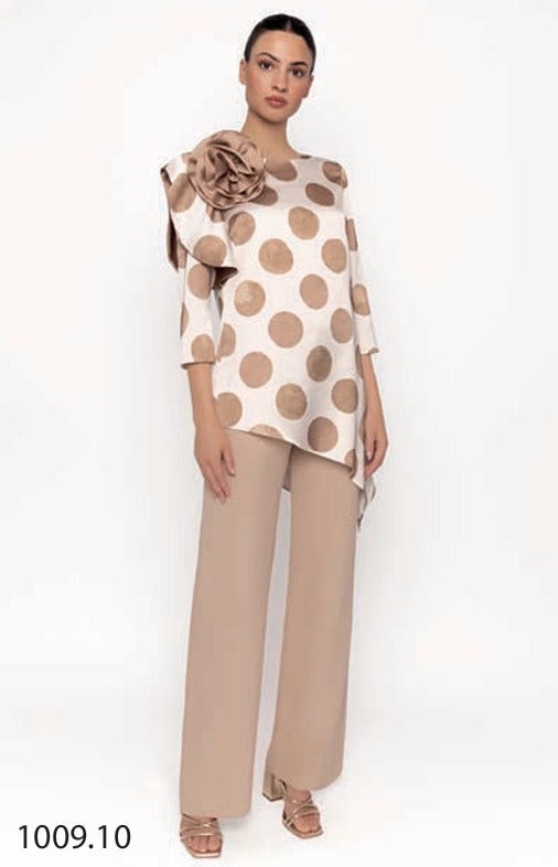MONCHO HEREDIA - COMPLETO ELEGANTE A POIS BEIGE CON FIORE APPLICATO