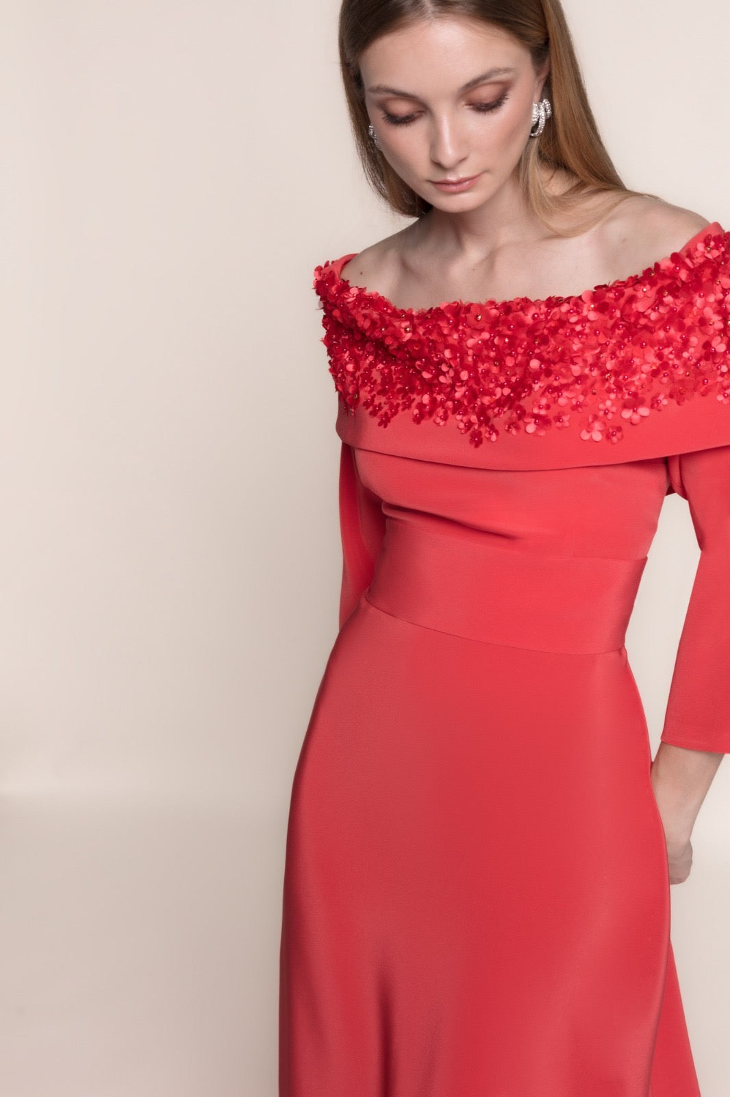 MATILDE CANO - ABITO LUNGO DA FESTA ROSSO CON SCOLLO BARDOT E APPLICAZIONI FLOREALI
