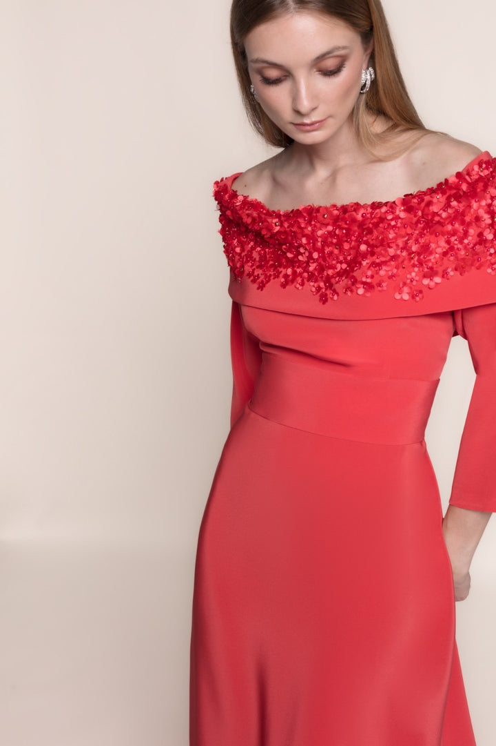 MATILDE CANO - ABITO LUNGO DA FESTA ROSSO CON SCOLLO BARDOT E APPLICAZIONI FLOREALI