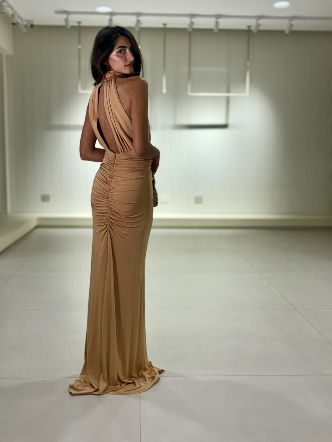 BABYLON - ABITO LUNGO DA SERA DRAPPEGGIATO CON SPACCO E COLLO ALTO – COLOR NUDO