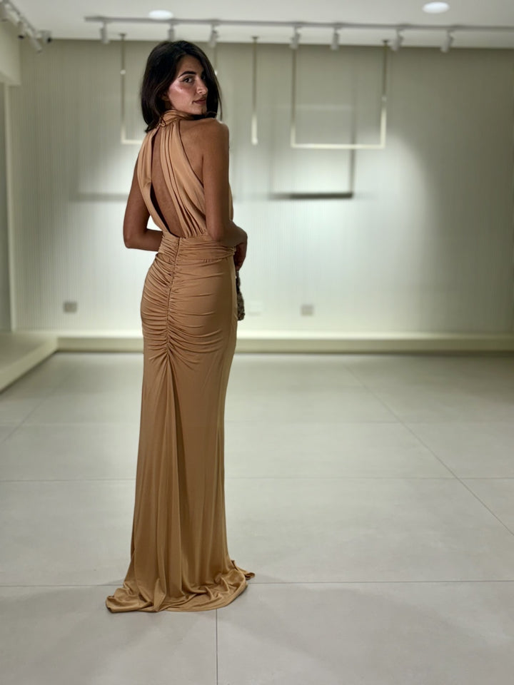 BABYLON - ABITO LUNGO DA SERA DRAPPEGGIATO CON SPACCO E COLLO ALTO – COLOR NUDO