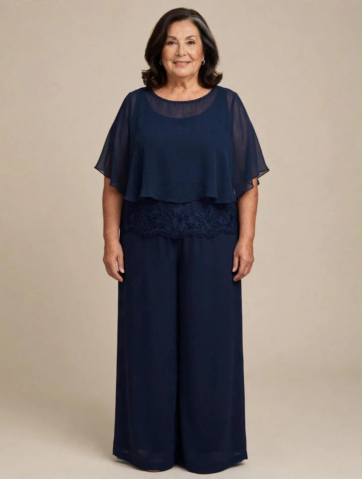 ANNA CAIAZZO - COMPLETO TRE PEZZI CON TOP CON FASCIA IN PIZZO SMERLATO, MANTELLA IN CHIFFON CON COLLARE IN STRASS E PANTALONE WIDE-LEG