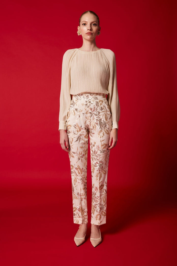 CARLA RUIZ - COMPLETO BLUSA COLOR CREMA CON TESSUTO LEGGERO E PLISSETTATO, MANICHE LUNGHE LEGGERMENTE AMPIE CON POLSINI STRETTI