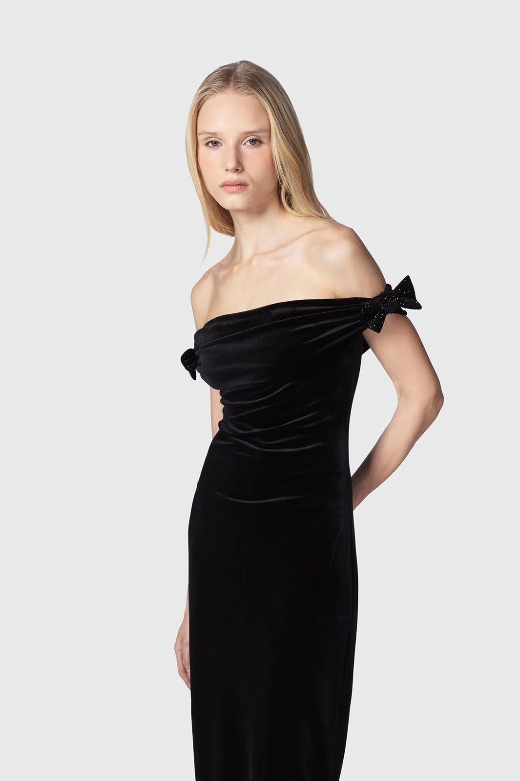 TWENTYFOURHAITCH - ABITO MAXI ADERENTE IN VELLUTO STRETCH CON SCOLLATURA OFF-SHOULDER A BARCA CHE SCENDE MORBIDAMENTE SULLE SPALLE LASCIANDOLE