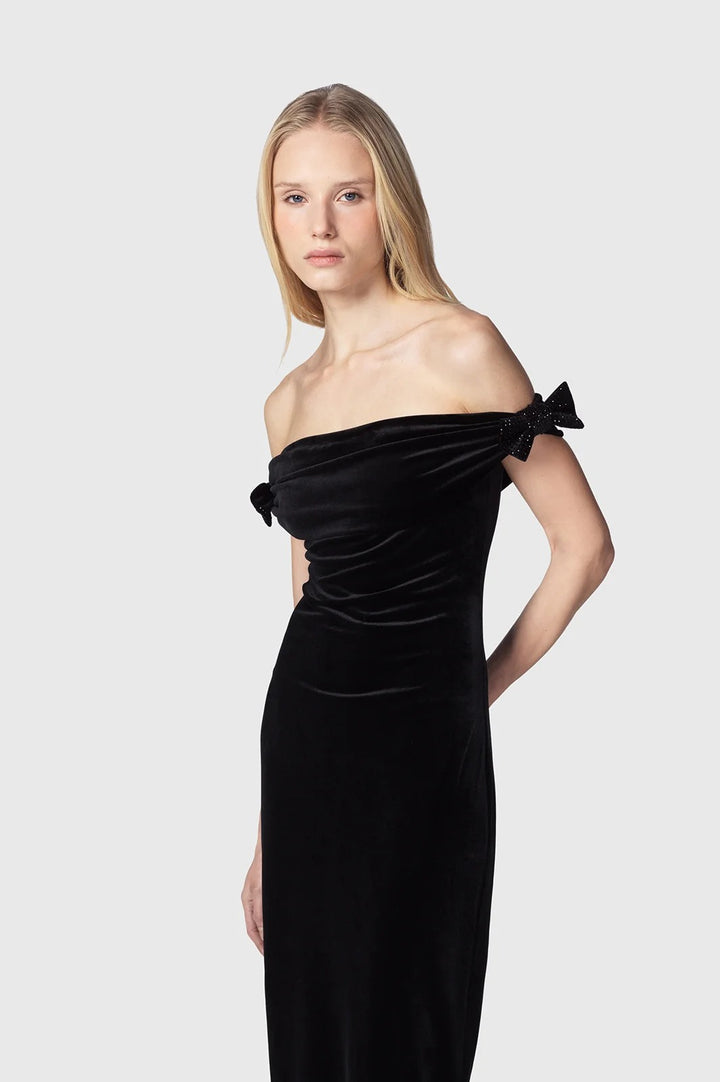 TWENTYFOURHAITCH - ABITO MAXI ADERENTE IN VELLUTO STRETCH CON SCOLLATURA OFF-SHOULDER A BARCA CHE SCENDE MORBIDAMENTE SULLE SPALLE LASCIANDOLE
