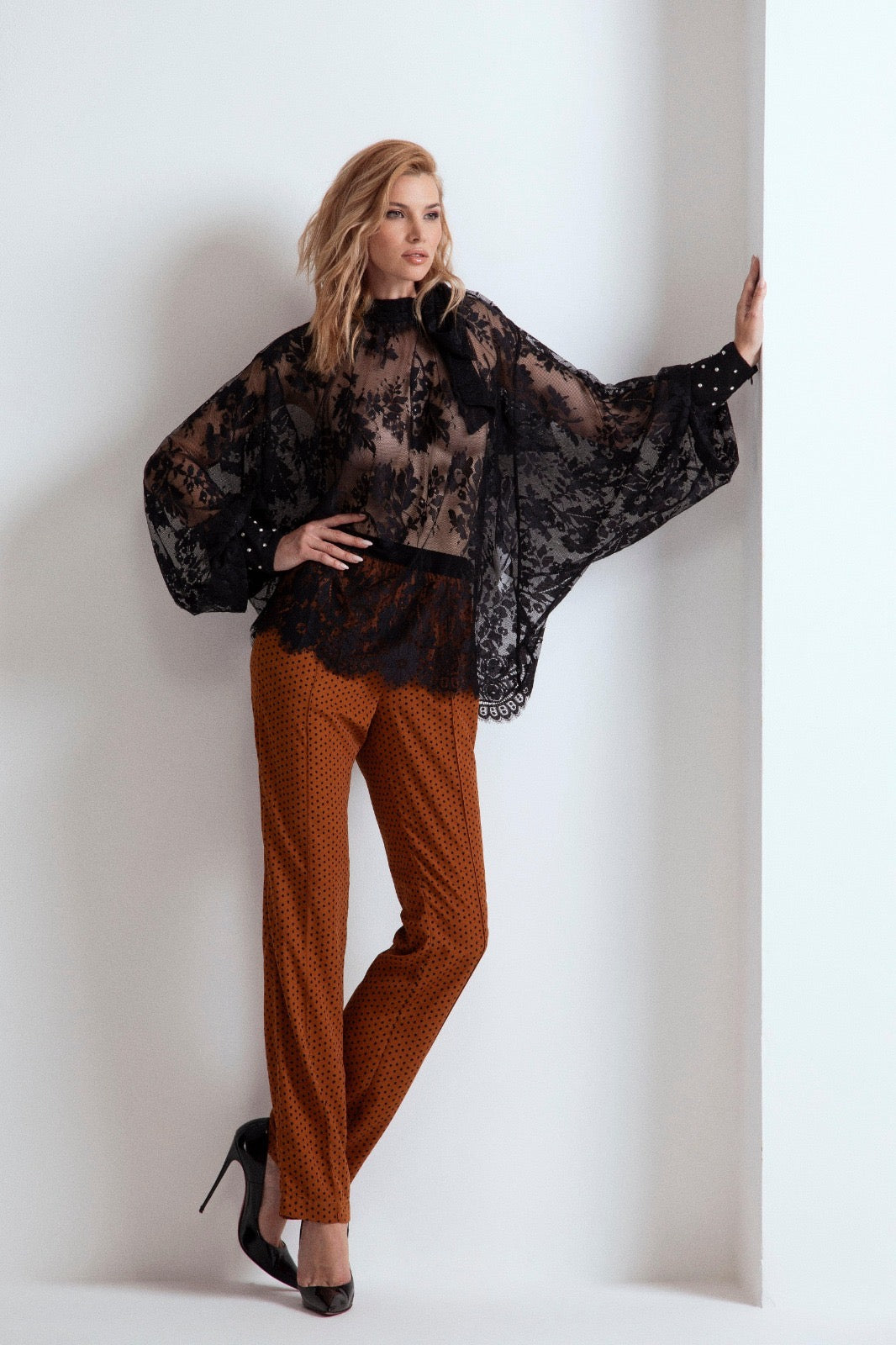 ODI ET AMO - CAMICIA IN PIZZO SEMI TRASPARENTE CON POLSINO GIOIELLO