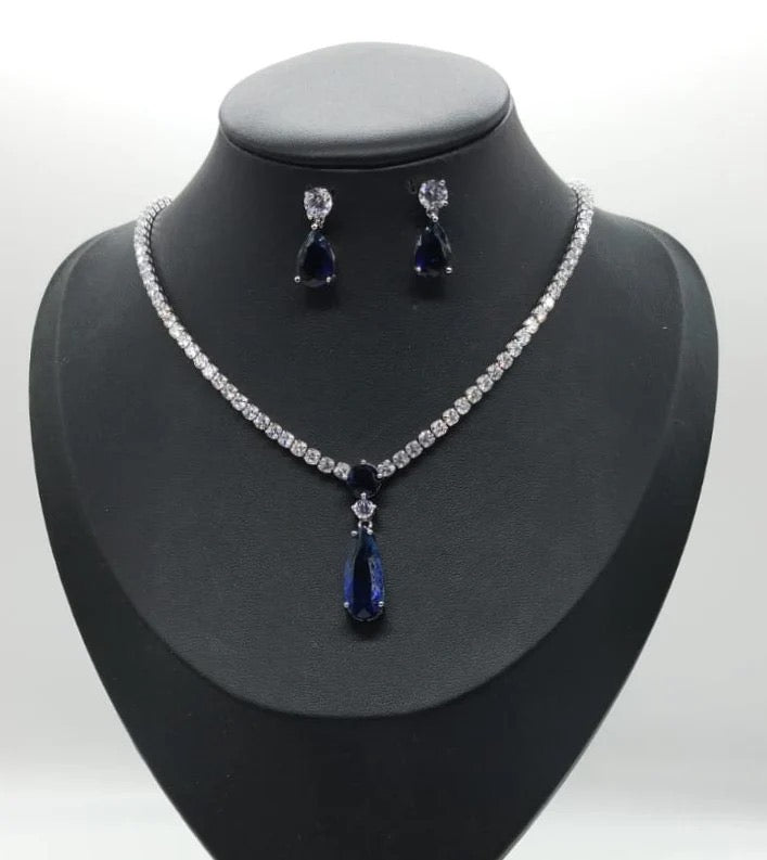 Parure di zirconi color crystal e blu composta da collana e orecchini con rodiatura in argento