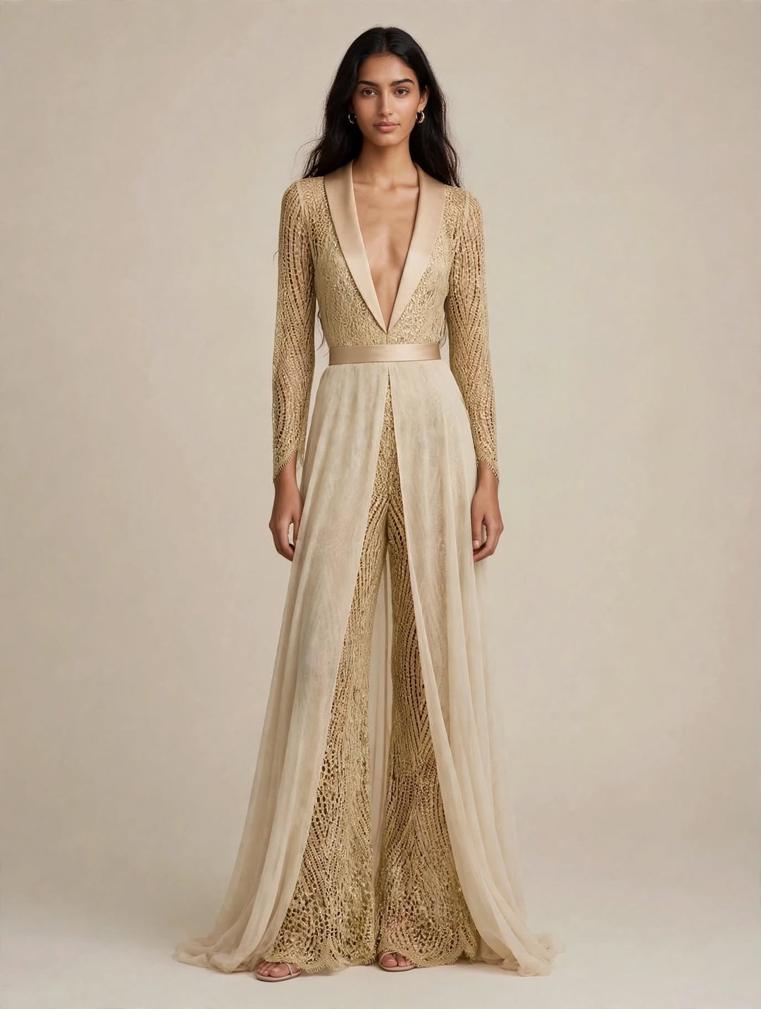 ANNA CAIAZZO - TUTA JUMPSUIT ORO IN PIZZO MACRAMÉ CON SCOLLO A V PROFONDO CON REVERS IN RASO E PANTALONE A ZAMPA CON SOPRAGONNA