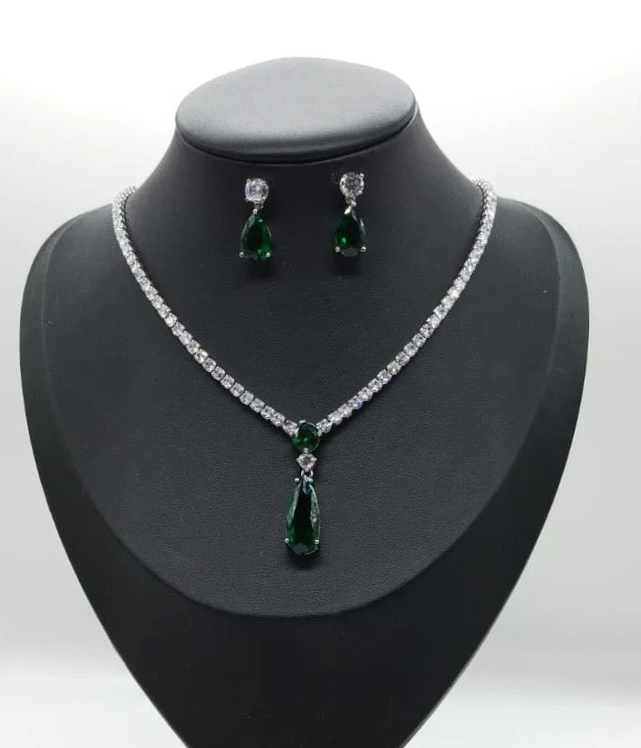ENZO RUSSO - PARURE DI ZIRCONI COLOR CRYSTAL E BLU O VERDE COMPOSTA DA COLLANA E ORECCHINI CON RODIATURA IN ARGENTO