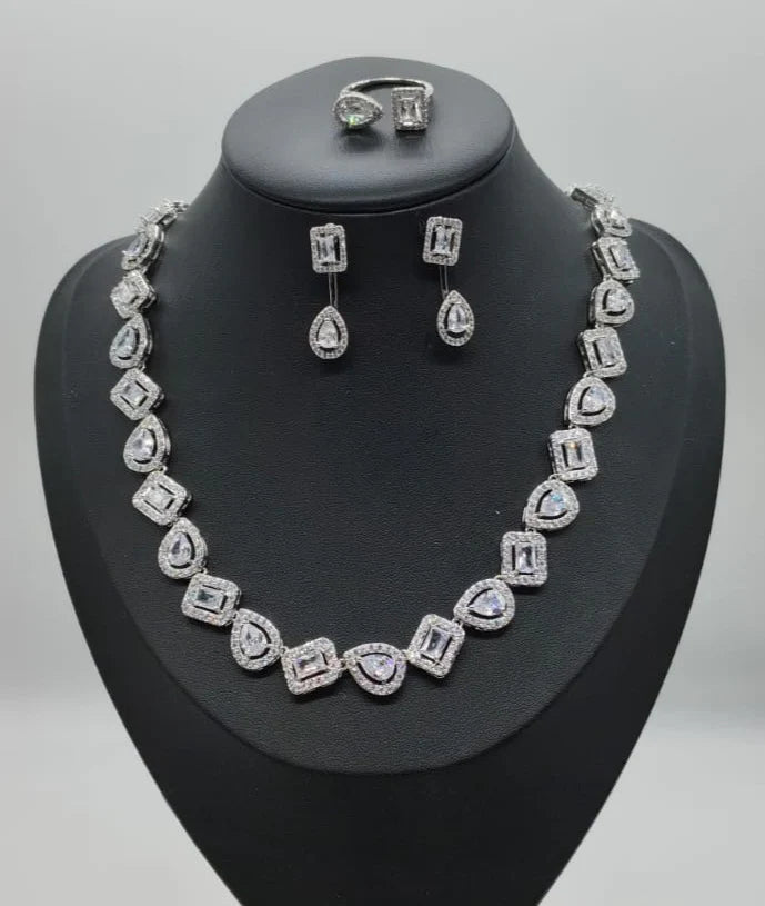 Parure di zirconi color crystal composta da collana e orecchini con rodiatura argento