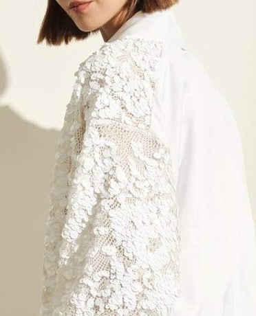 JIJIL - GIACCA ELEGANTE IN TESSUTO LEGGERO, COLORE BIANCO, CON LAVORAZIONE FLOREALE IN RILIEVO CHE DONA TEXTURE E RAFFINATEZZA