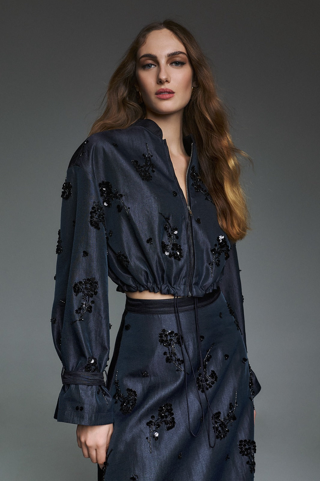 TWINS - BOMBER CROP IN TAFFETÀ CON RICAMI FLOREALI E PAILLETTES