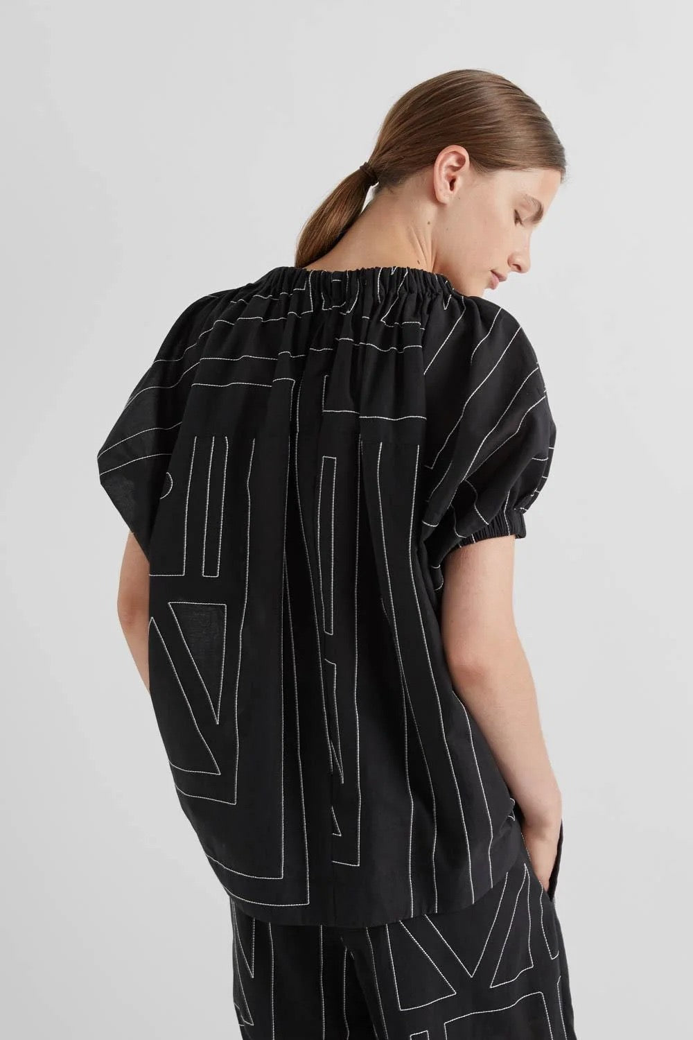 MEIMEI J - BLUSA CON RICAMO LOGO ALL OVER