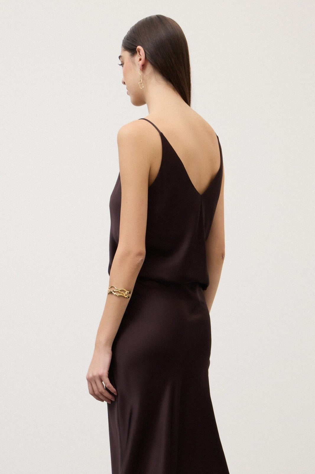 OTTO D’AME - TOP IN 100% RASO DI VISCOSA CON SPALLINE SOTTILI E SCOLLO A V, DAL DESIGN ESSENZIALE E LEGGERO