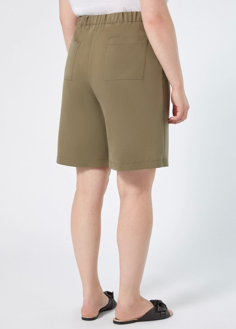 PERSONA - HANNO UNA LINEA CLASSICA E VERSATILE I BERMUDA IN TENCEL, CON TASCHE SUL RETRO
