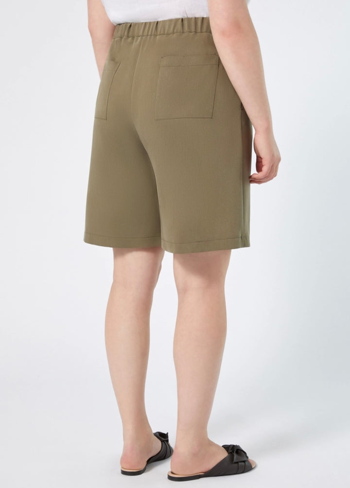 PERSONA - HANNO UNA LINEA CLASSICA E VERSATILE I BERMUDA IN TENCEL, CON TASCHE SUL RETRO