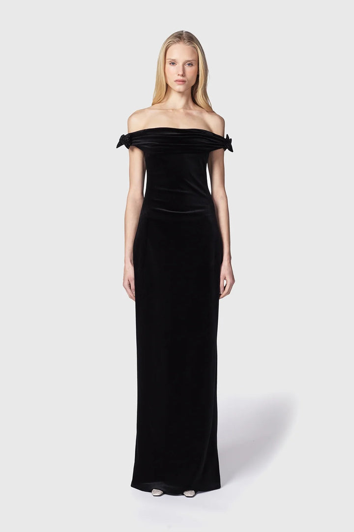 TWENTYFOURHAITCH - ABITO MAXI ADERENTE IN VELLUTO STRETCH CON SCOLLATURA OFF-SHOULDER A BARCA CHE SCENDE MORBIDAMENTE SULLE SPALLE LASCIANDOLE