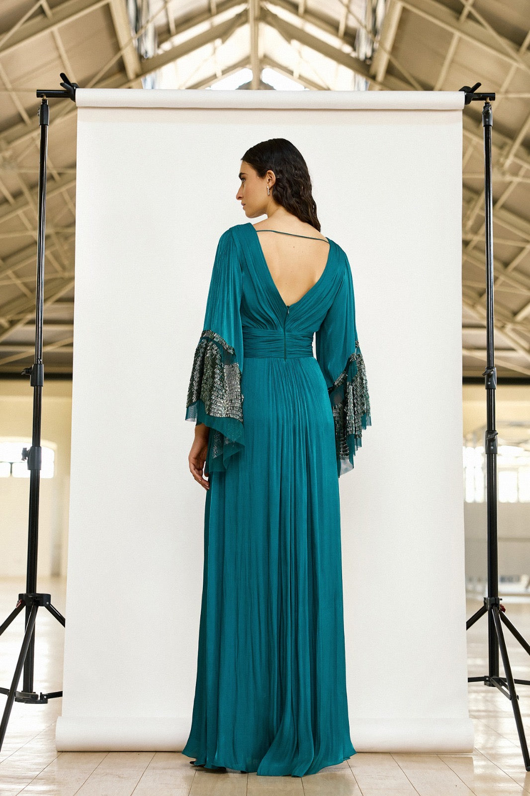 MAESTRI - ABITO LUNGO IN CHIFFON CON MANICHE A FARFALLA E DETTAGLI SCINTILLANTI