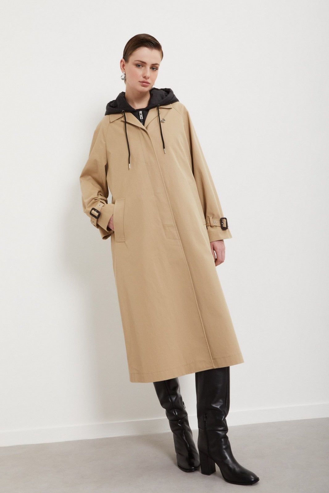 Trench lungo con cappuccio