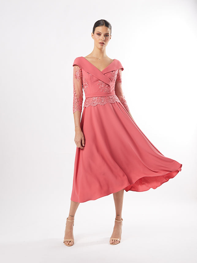 CARLA RUIZ - ABITO MIDI, SCOLLO OMERALE CON MANICHE IN PIZZO