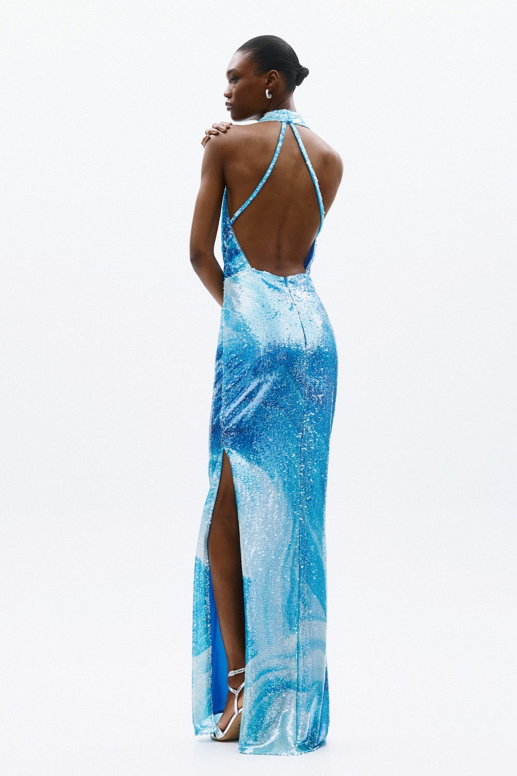 ALLURE - ABITO LUNGO IN PAILLETTES BLU E AZZURRE CON SCOLLO A CASCATA GIRO ALL’AMERICANA, SPACCO LATERALE E SCHIENA SCOPERTA