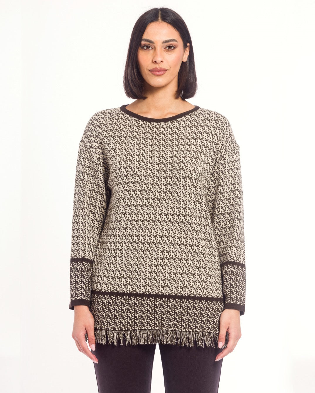 Maglia Disponibile con stampa geometrica marrone o nera su fondo beige