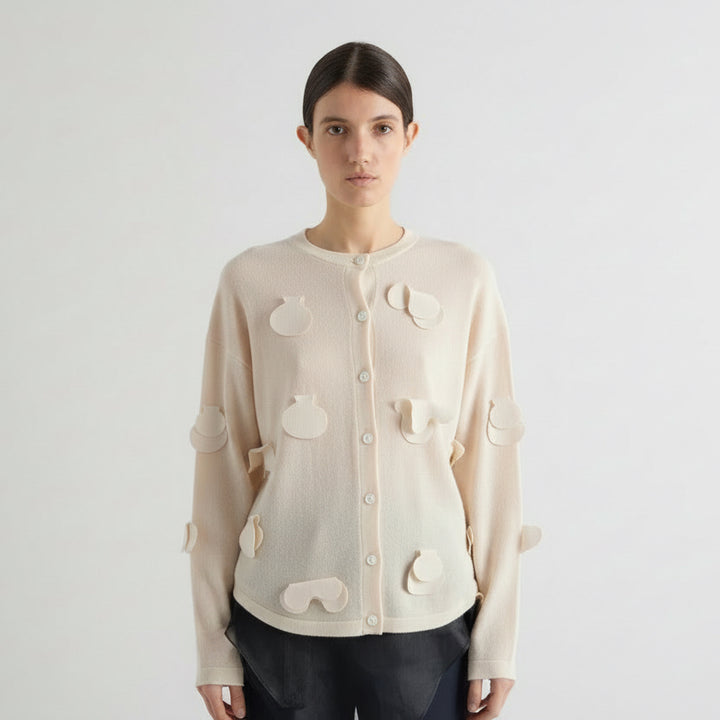 MEIMEI J - CARDIGAN MORBIDO E RAFFINATO, IMPREZIOSITO DA APPLIQUÉ IN TESSUTO A FORME ORGANICHE CHE CONFERISCONO UN CARATTERE