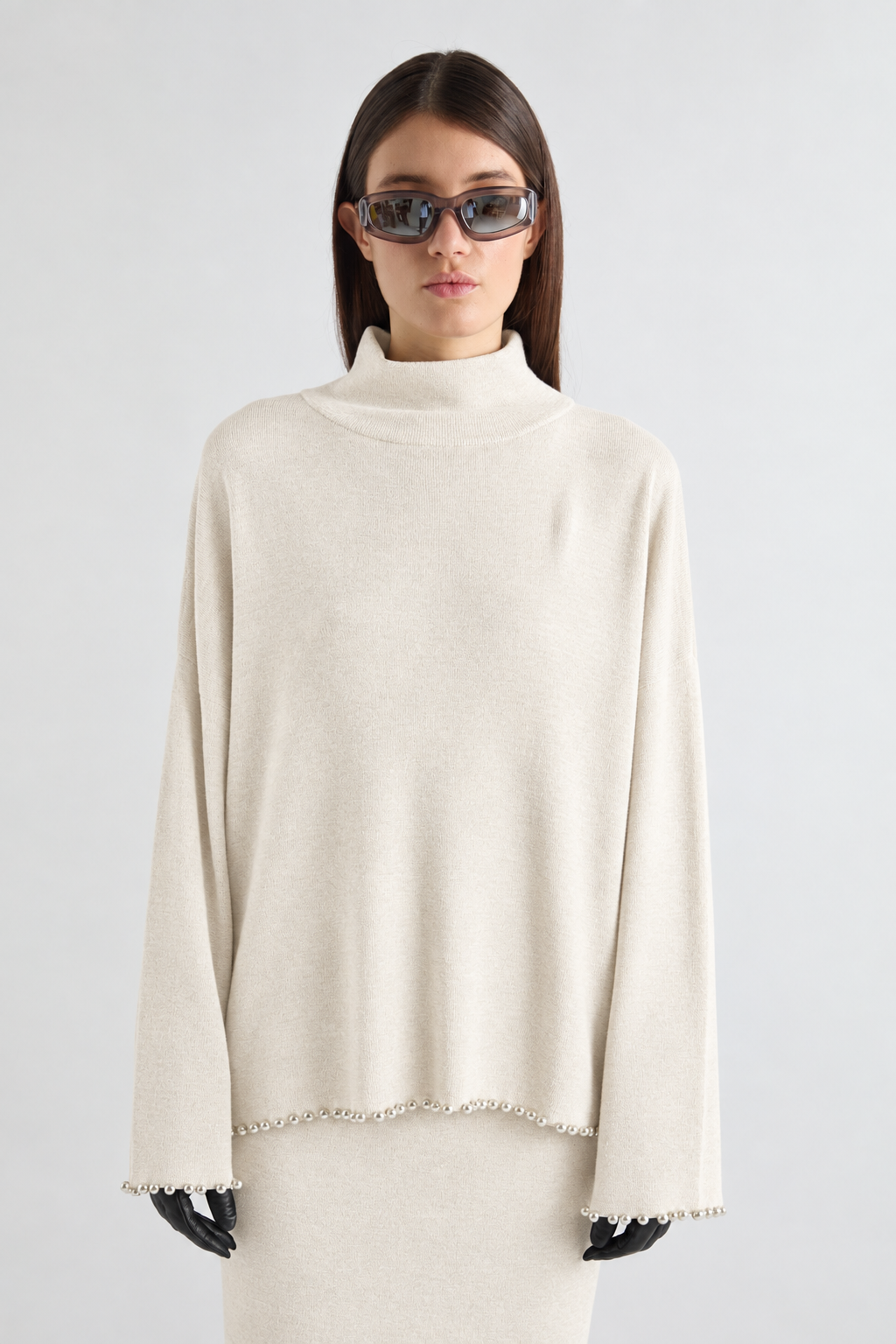 MEIMEI J - MAGLIA FINE LISCIA CON LEGGERA TEXTURE MELANGE, TINTA UNITA ESSENZIALE BORDO ORLO : FILA CONTINUA DI PERLE E CRISTALLI
