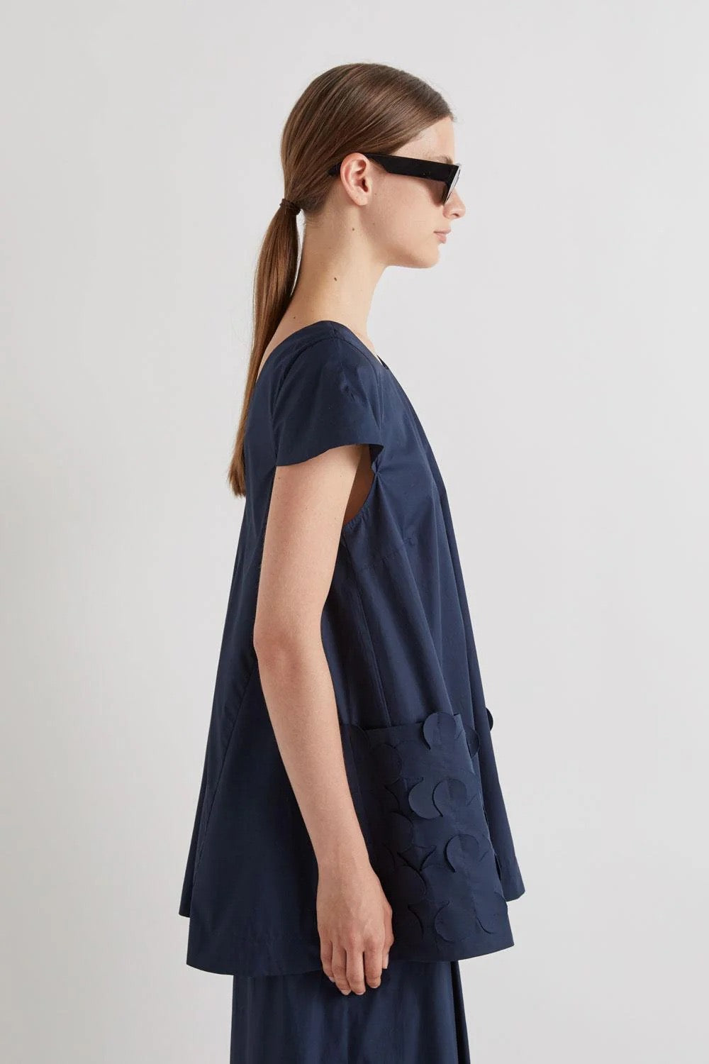 MEIMEI J - BLUSA DI LINEA SVASATA CON APPLICAZIONE FLOREALE SULLE TASCHE